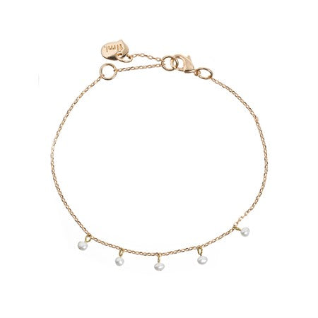 armband med små vita pärlor