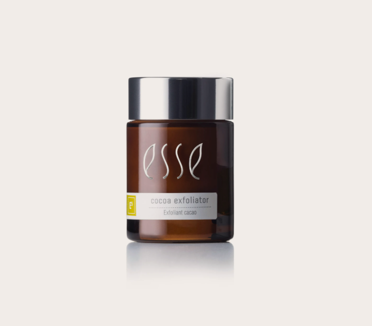 Cocoa Exfoliator är en kornpeeling med krämig konsistens, för alla hudtyper. Som effektiv avlägsnar hudens yttersta lager av hudceller och orenheter, för en mjuk, ren och fräsch hud. Addera några droppar vatten för en mildare peelingeffekt. Använd lätta cirkulerande rörelser. Härlig peeling för alla som gillar när peelingen känns.