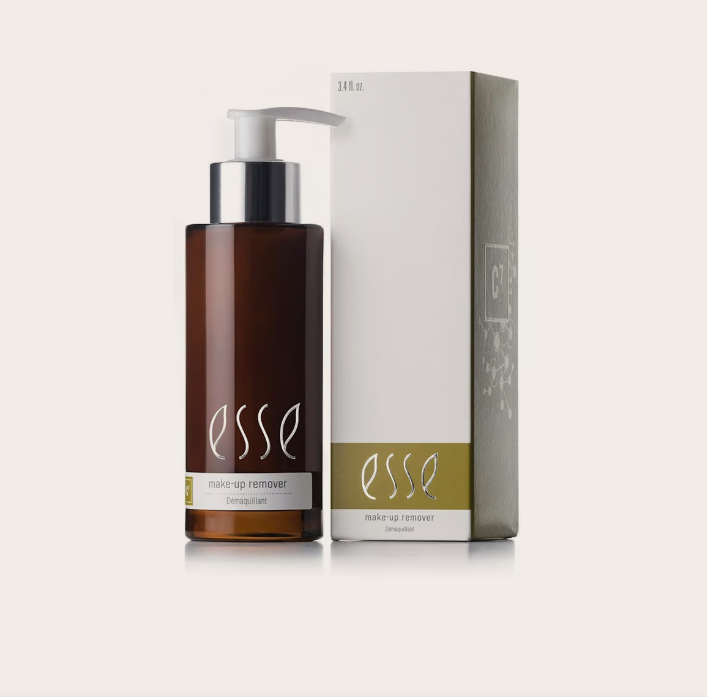 rengöring av smink av märket esse skincare som är ett probiotiskt hudvårdsmärke
