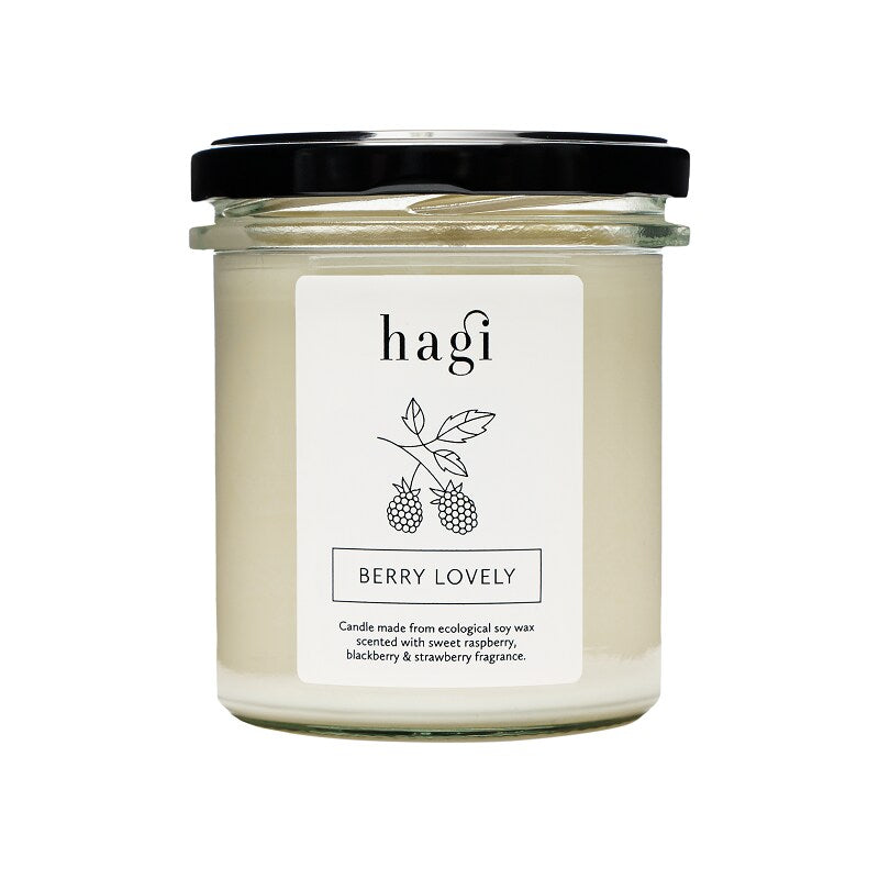 Hagi Berry lovely soy candle 230g är ett ljuvligt doftljus som fyller rummet med en magisk doft av bland annat friskt citrongräs och fruktig grapegrukt.