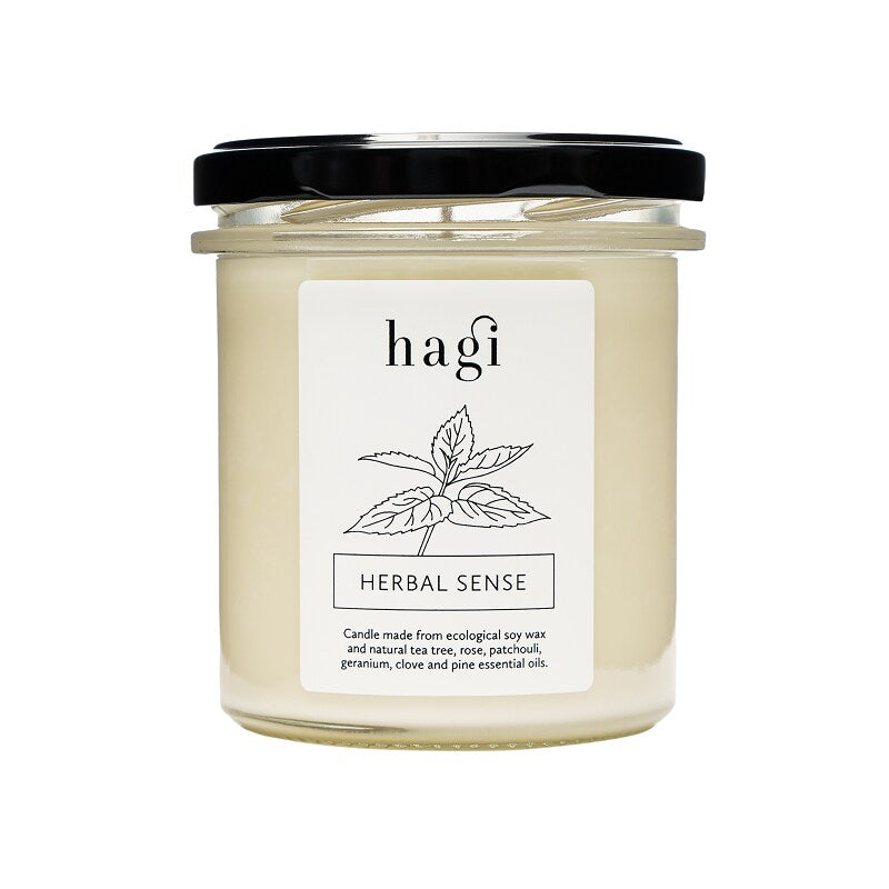 Hagi Herbal sense soy candle 230g är ett ekologiskt sojavaxljus som omsluter dig med doften av tallbarr & tea tree.