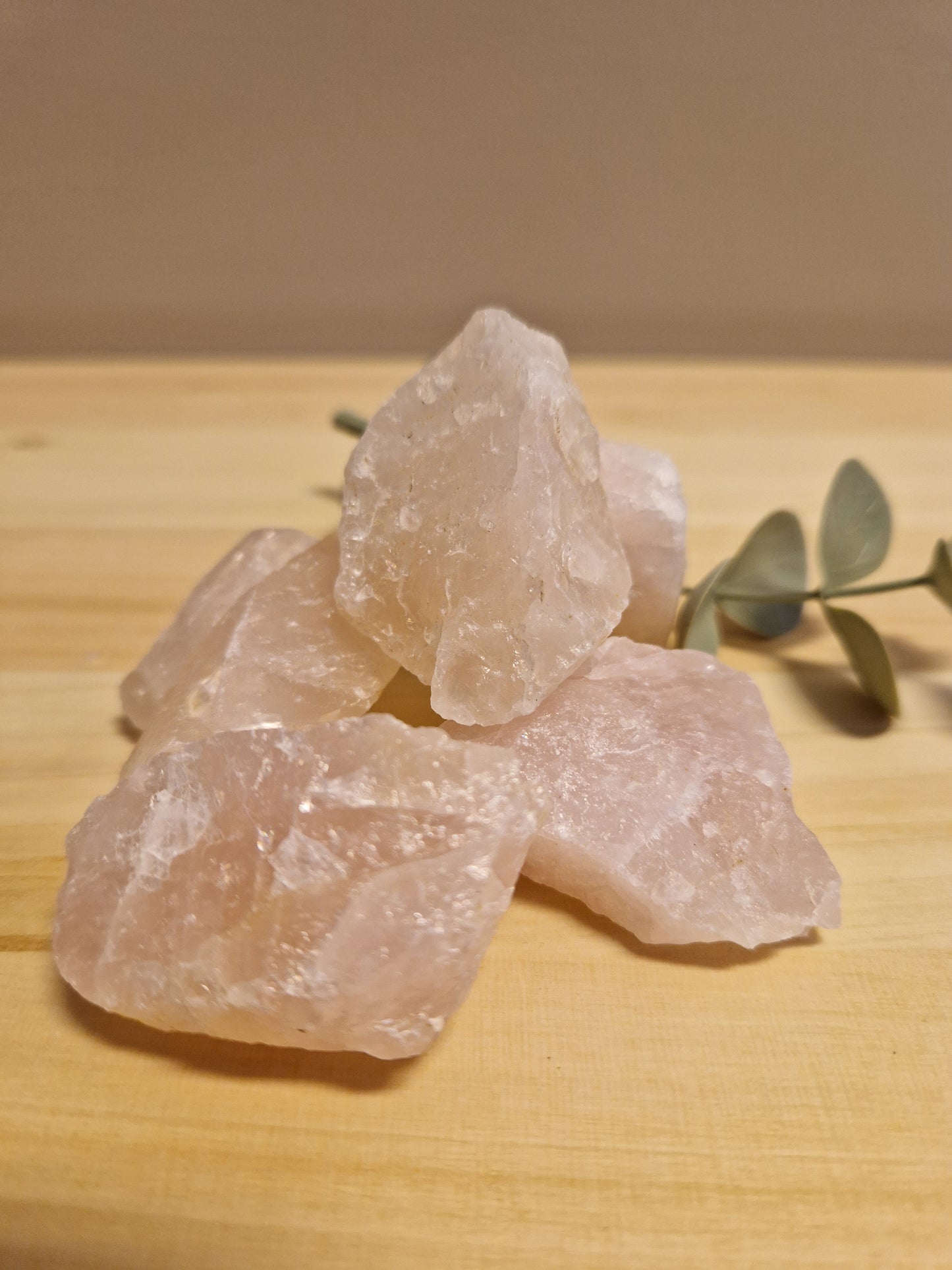 råa rosenkvartskristaller