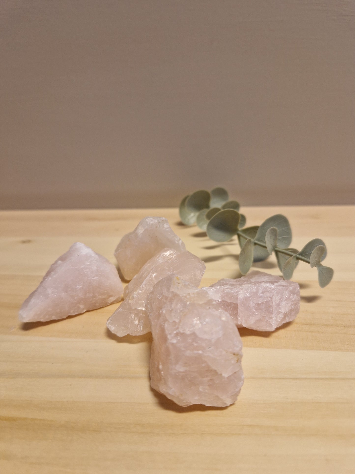 Råa Rosenkvarts kristaller wellbeingstore.se