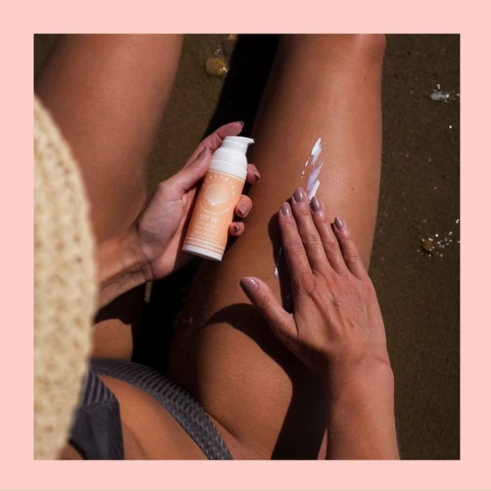 bild på en som smörjer in sig med beachind solskydd spf 50