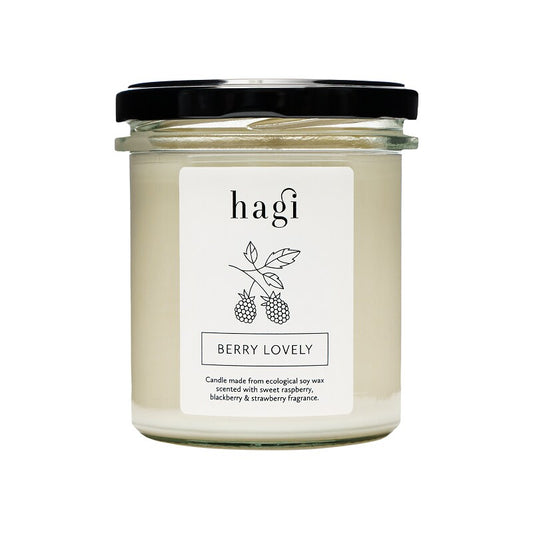 Hagi Berry lovely soy candle 230g är ett ljuvligt doftljus som fyller rummet med en magisk doft av bland annat friskt citrongräs och fruktig grapegrukt.