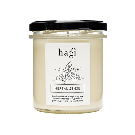 Hagi Herbal sense soy candle 230g är ett ekologiskt sojavaxljus som omsluter dig med doften av tallbarr &amp; tea tree.