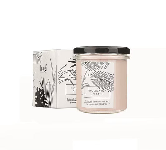 Hagi Bali holiday soy candle 230g är ett ekologiskt sojavaxljus med allt du kan önska av en paradisö. Brinntid 75 timmar.